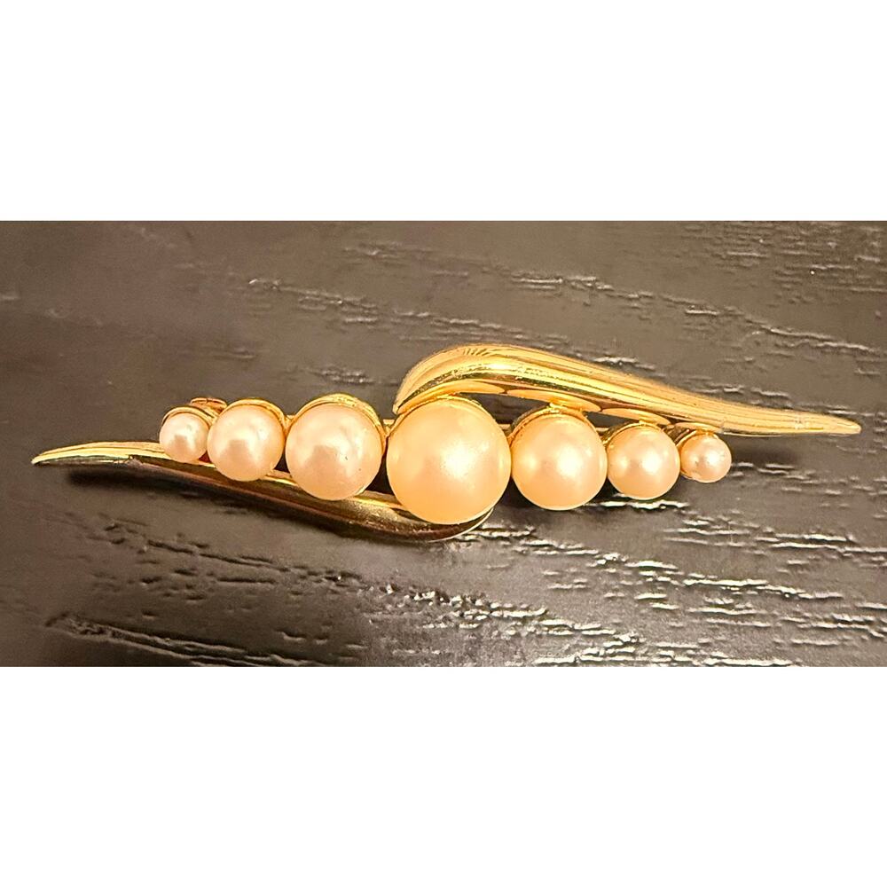 Vintage Signed Monet Faux Pearl Gold Tone Leaf Brooch